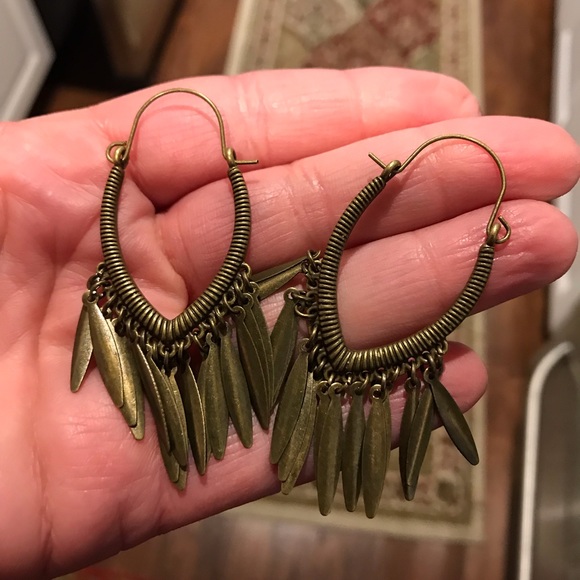 Bohemian bronze feather hoop dangle wire earrings - Picture 4 of 4